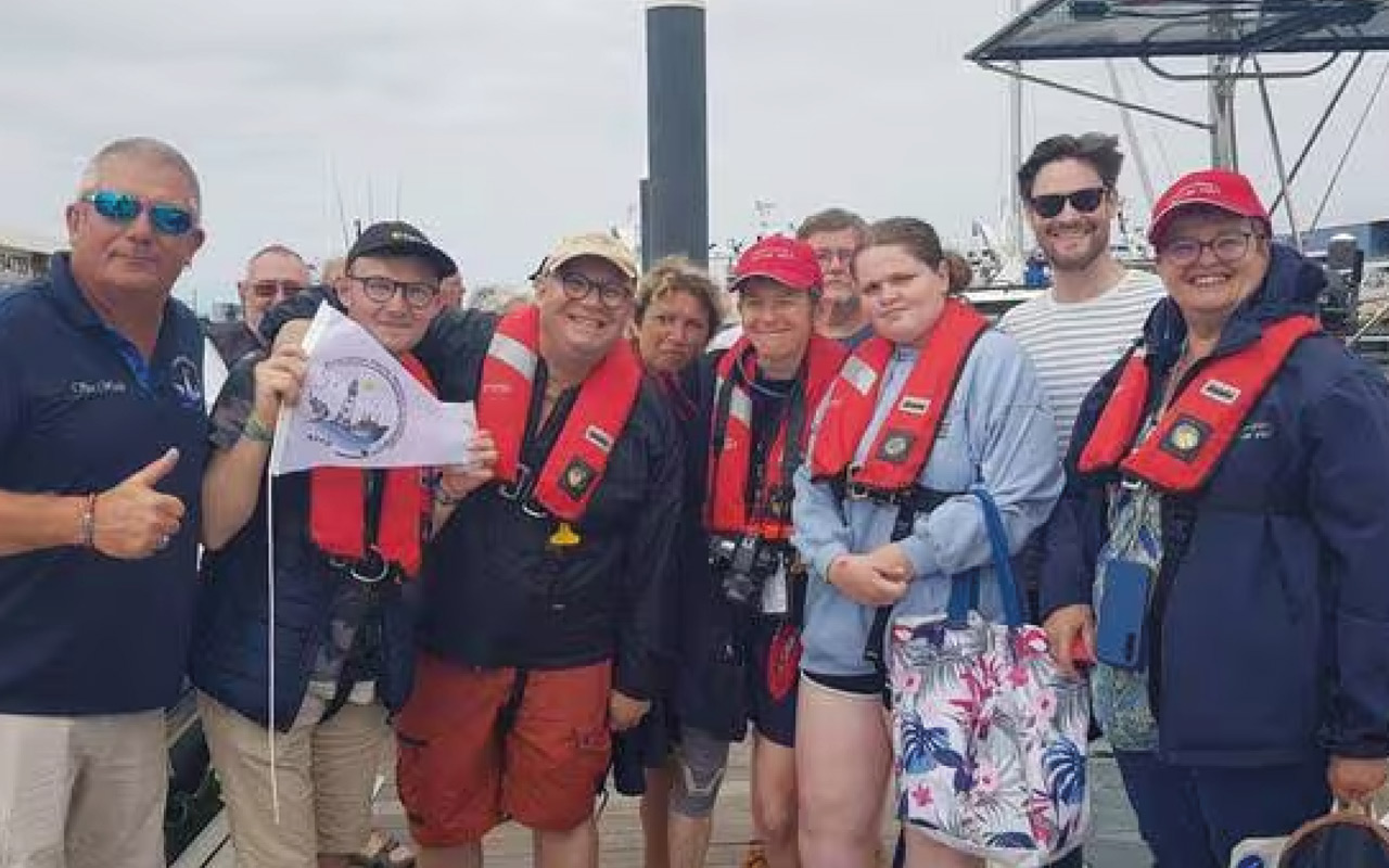Ouistreham : jeunes adultes pêchent pour la première fois