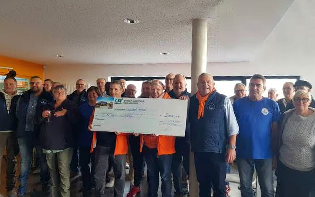 L'association de pêche de Ouistreham remet 500 € à la Société nationale de sauvetage en mer