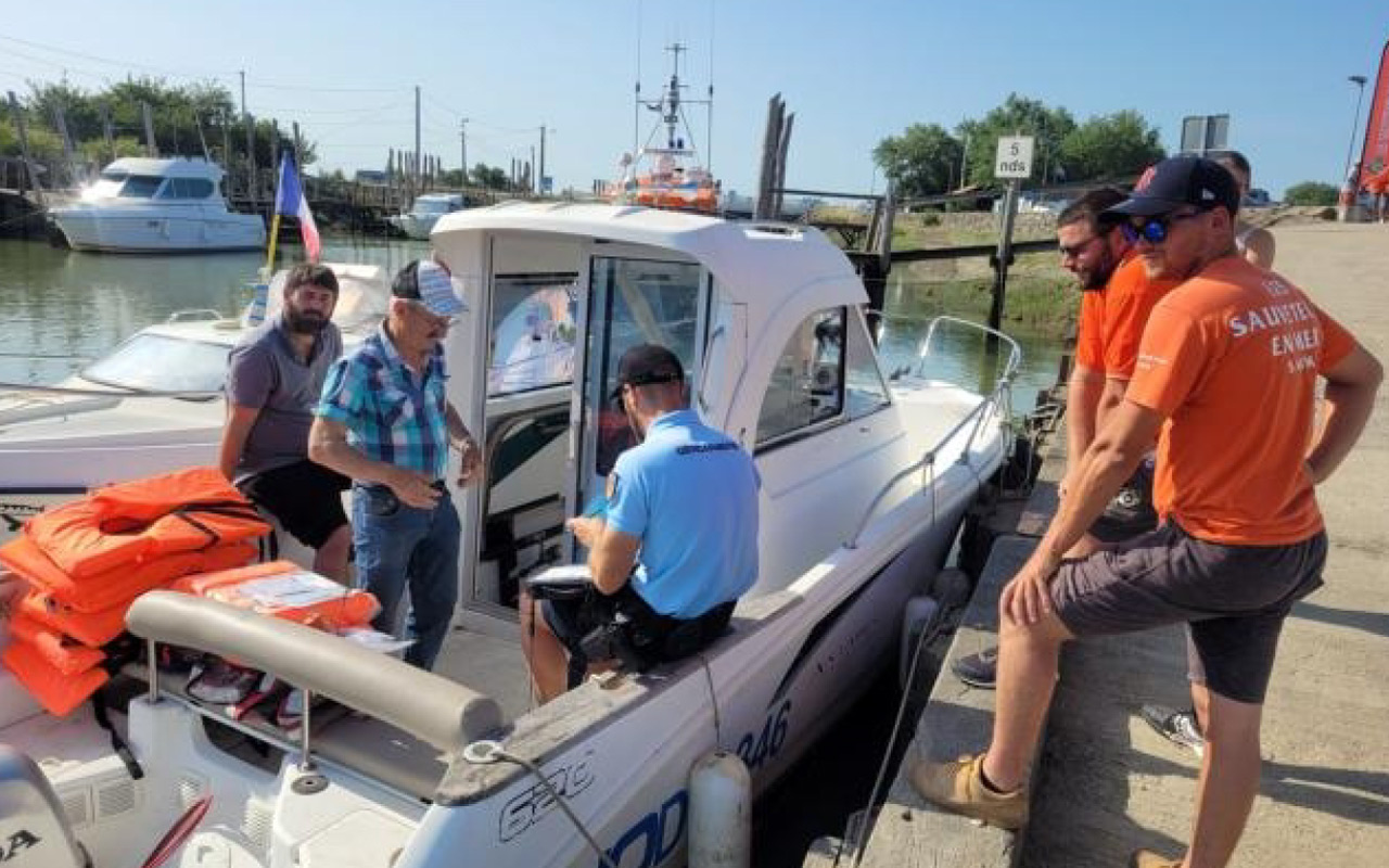 À La Barre-de-Monts, les gendarmes effectuent un contrôle préventif de bateaux pour une navigation en toute sécurité
